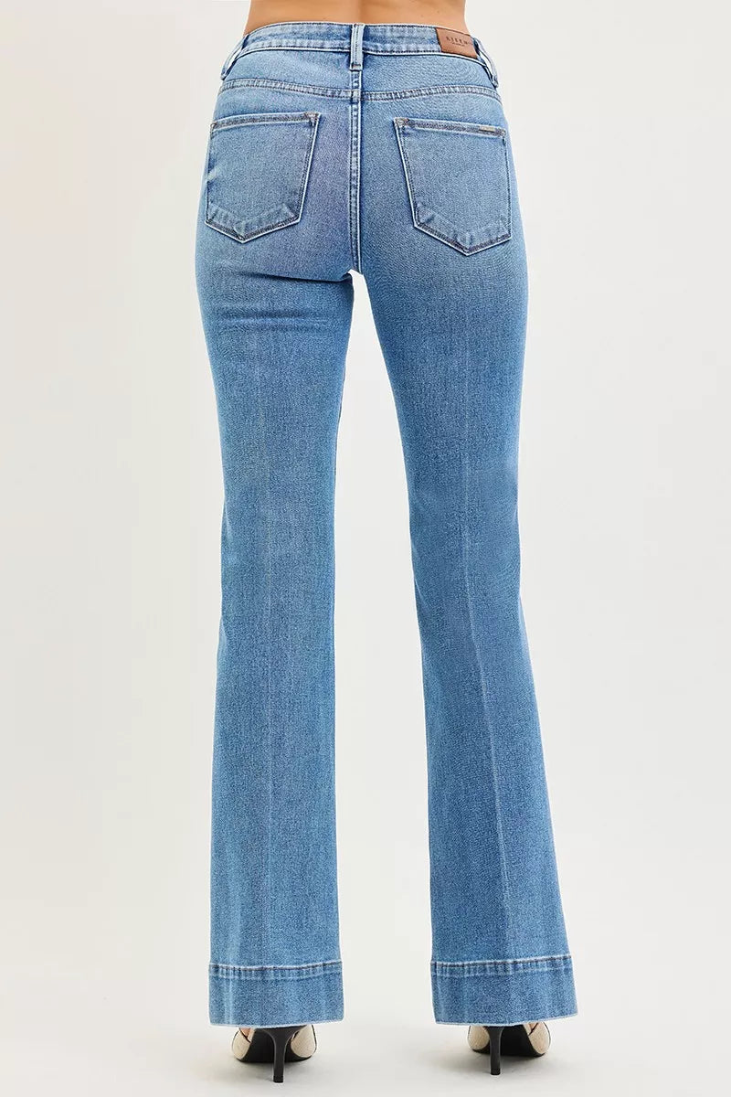 Mittelblaue Flare-Jeans mit Gesäßtaschen und geradem Bund