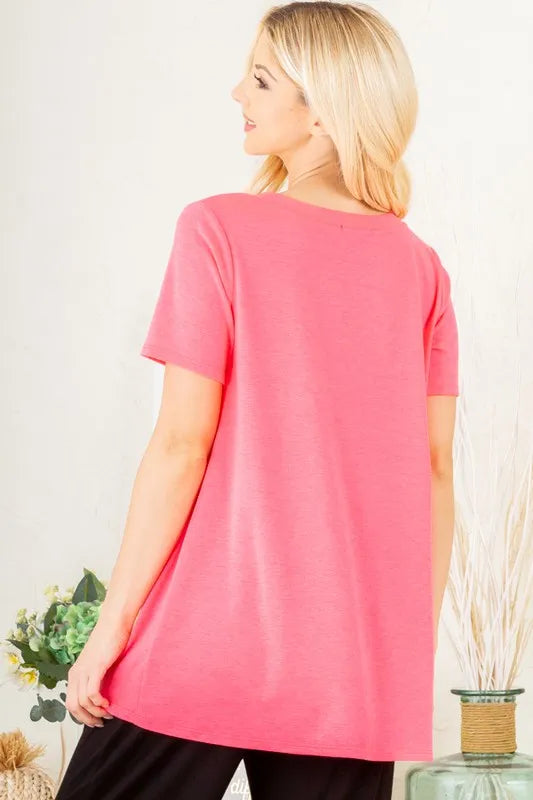 Neon pink Kurzarmshirt im Rückenblick, locker fallend mit leicht ausgestelltem Saum
