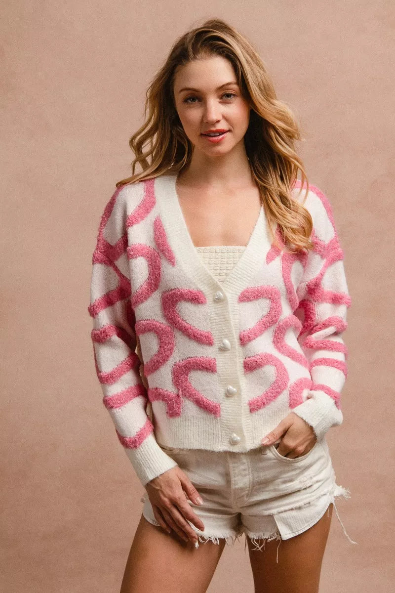 Cardigan de punto con botones, blanco con corazones rosa y escote pronunciado