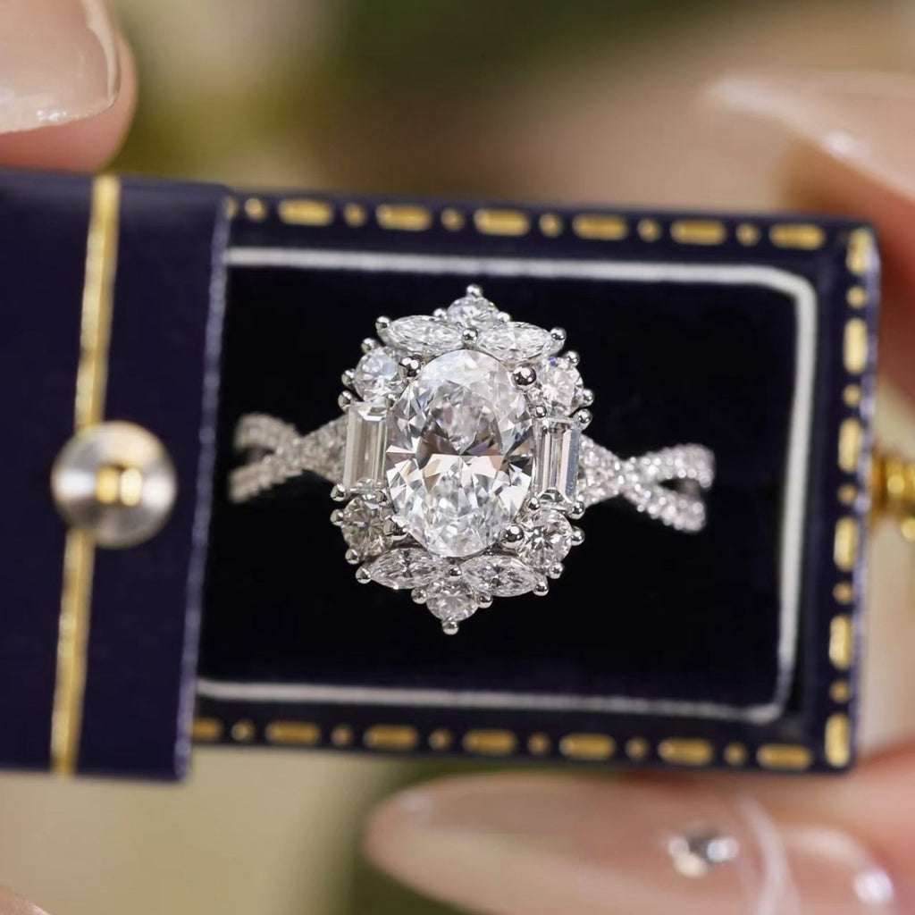 925 Sterlingsilber Ring mit 1 Karat Moissanite, breitem Halo und gefassten Seitensteinen