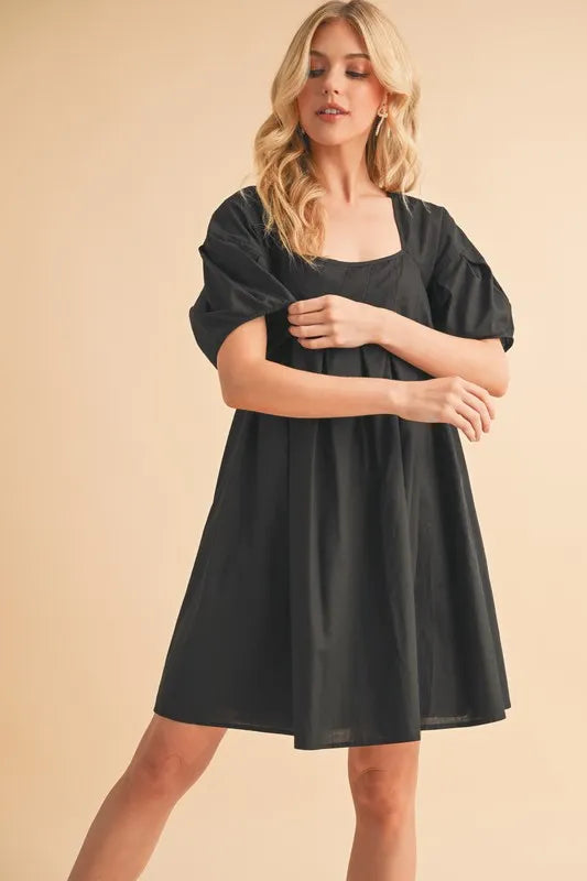 Schwarzes Babydoll-Kleid mit eckigem Ausschnitt und gerafftem Oberteil
