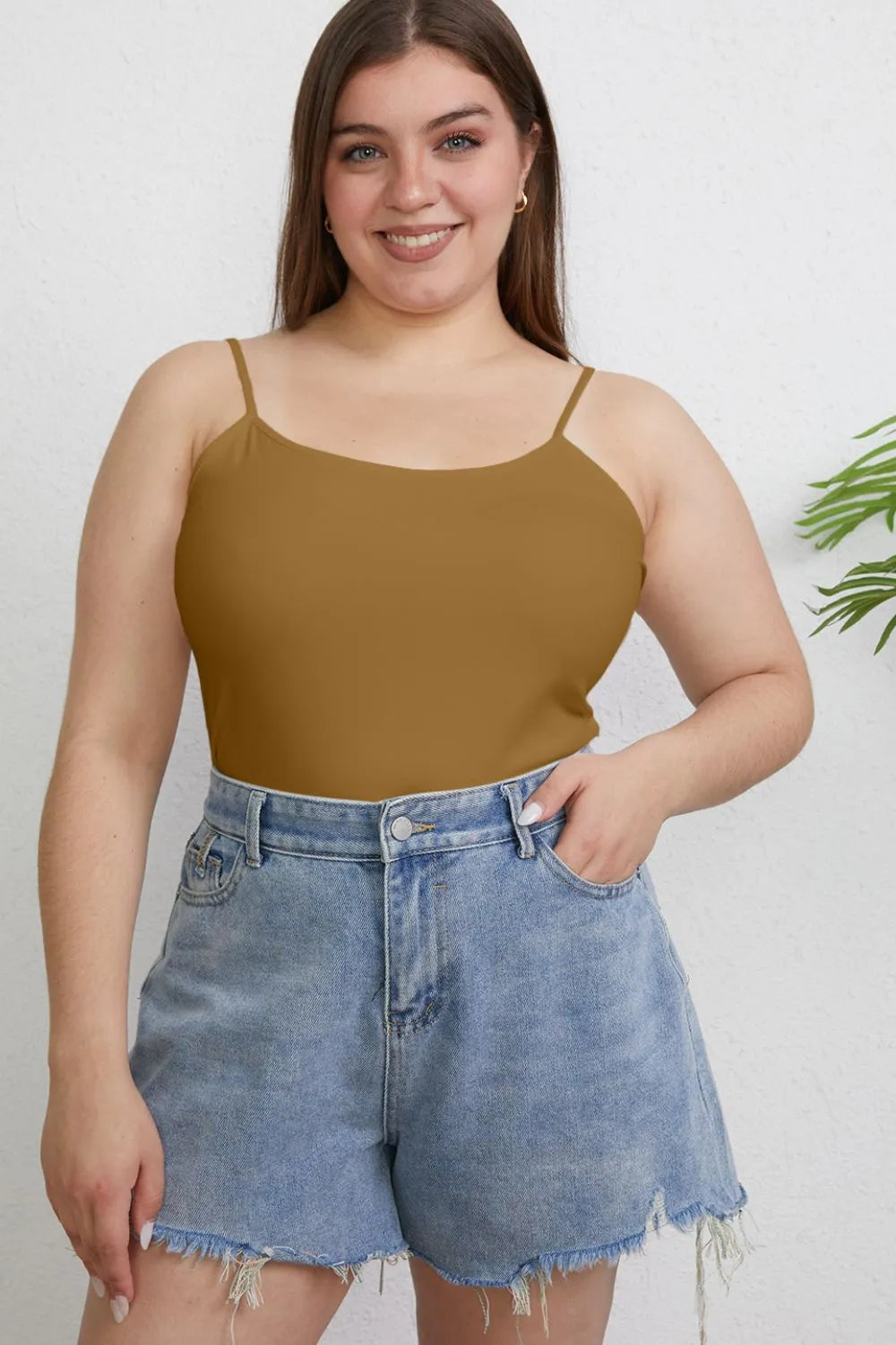 Cami mit dünnen Trägern, Rundhalsausschnitt, schmaler Schnitt, honigbraun, Plus Size