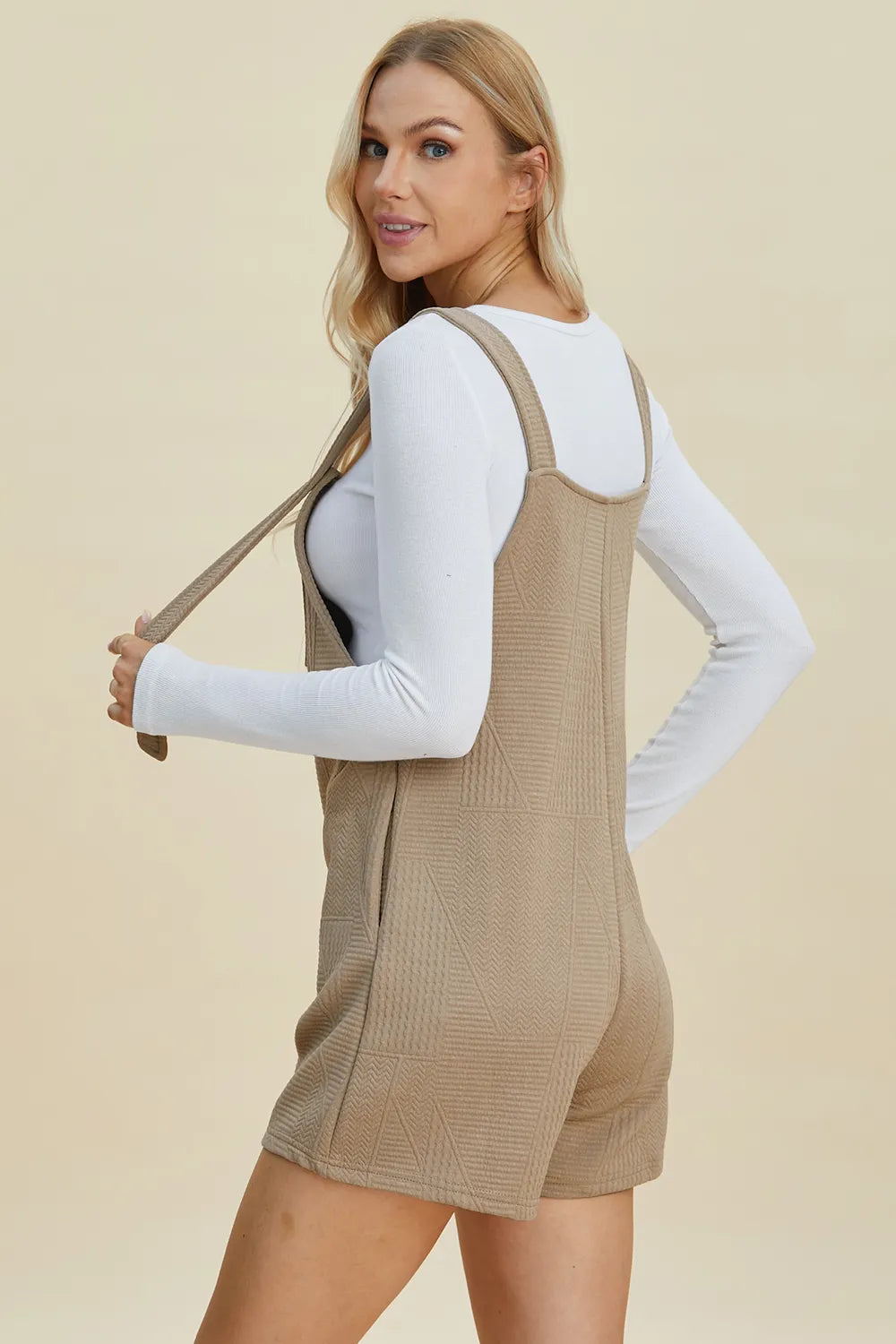 Double Take beige: romper senza maniche con spalline e gamba corta, vista laterale.