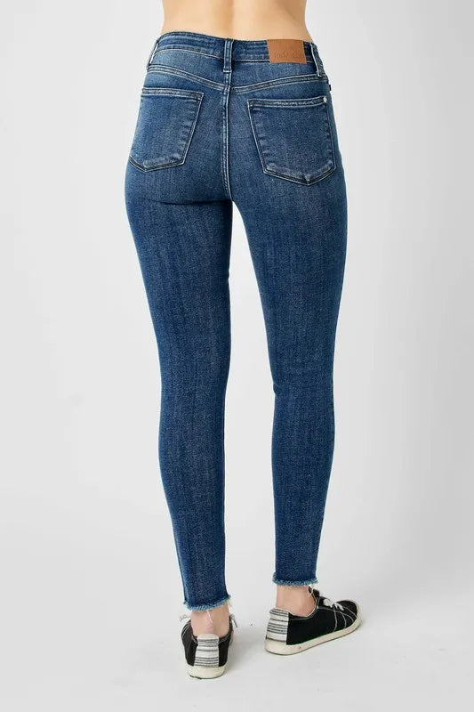 Back view: dark blue high-waist skinny jeans with belt loops and back pockets