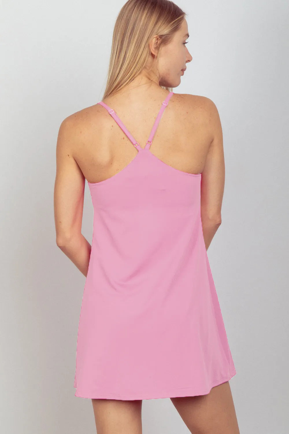 Mauve Tenniskleid mit breiten Trägern im Rücken und Unitard-Futter