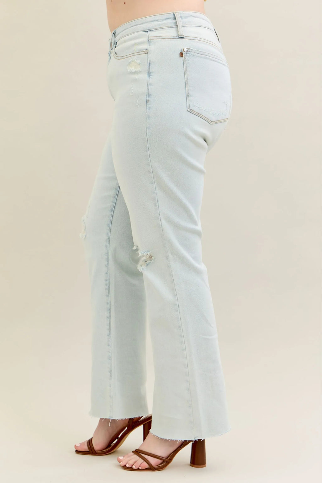 Light Bootcut Jeans seitlich hinten mit Destroyed-Patch an der Seite