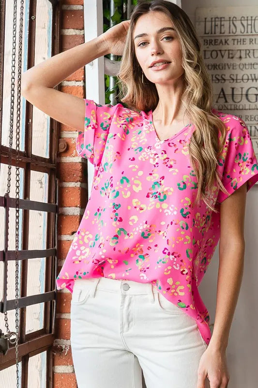 Pink Multi Animal-Print V-Neck Kurzarm-T-Shirt, Plus Size, seitlicher Blick