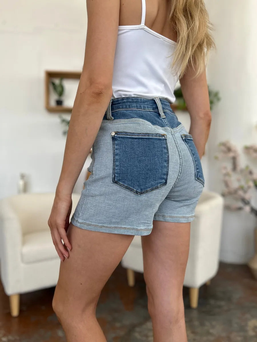 Judy Blue Full Size Jeansshorts Colorblock, seitliche Ansicht mit Vorderreißverschluss-Details