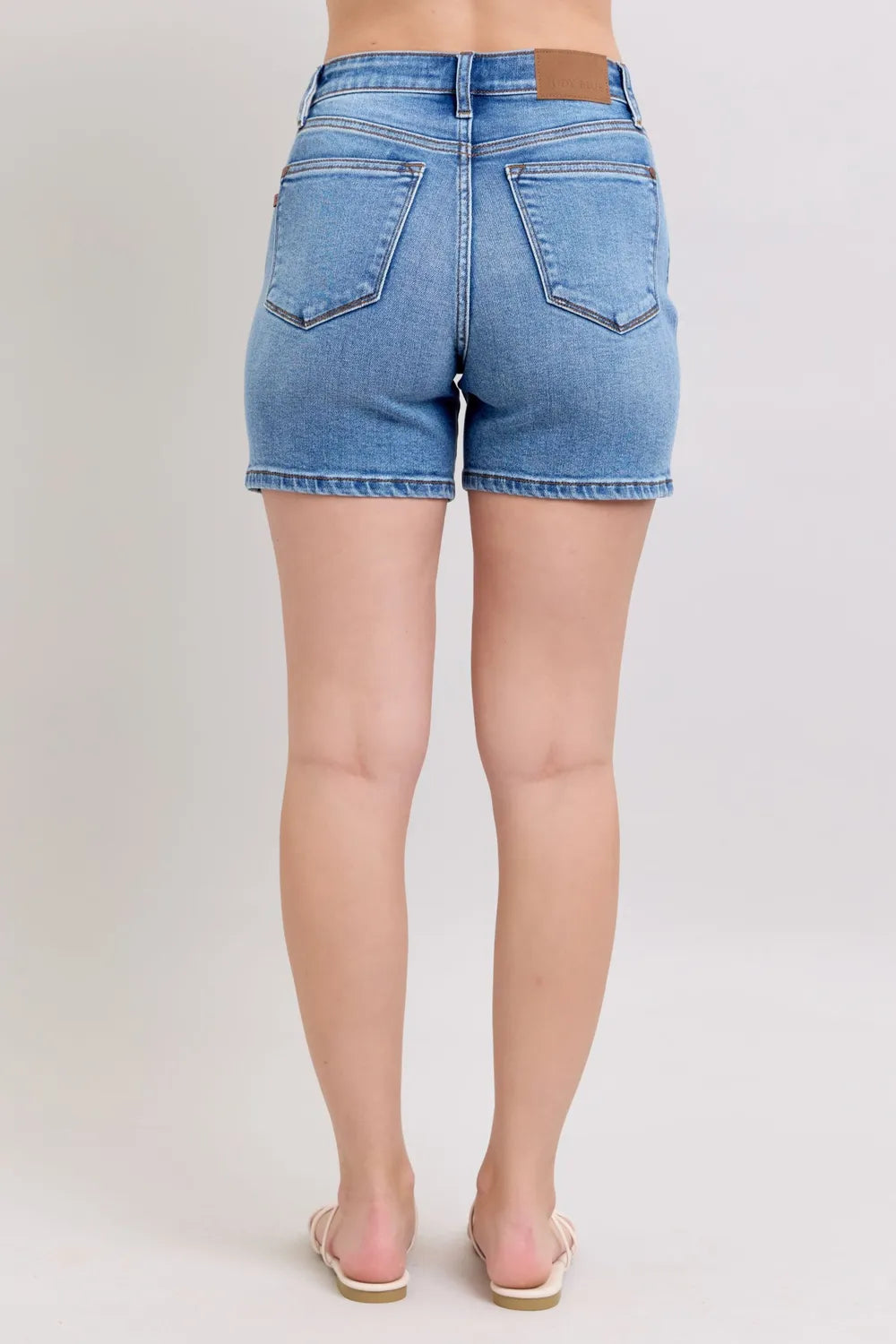 Rückansicht Denim-Shorts Medium Wash mit hinteren Taschen