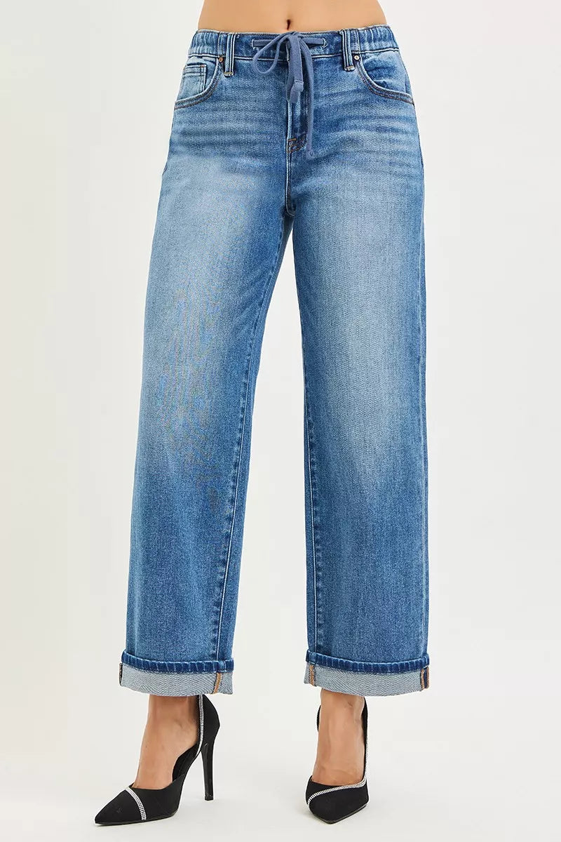 Medium-wash Boyfriend-Jeans mit elastischem Bund und umgeschlagenem Saum