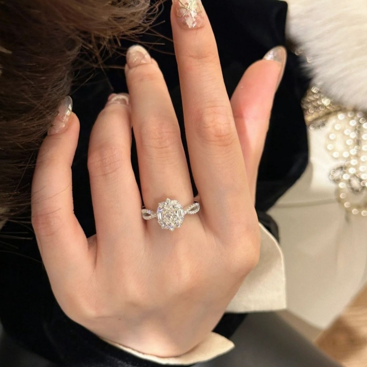 Trageansicht: Ring aus 925 Sterlingsilber mit 1 Karat Moissanite und Halo