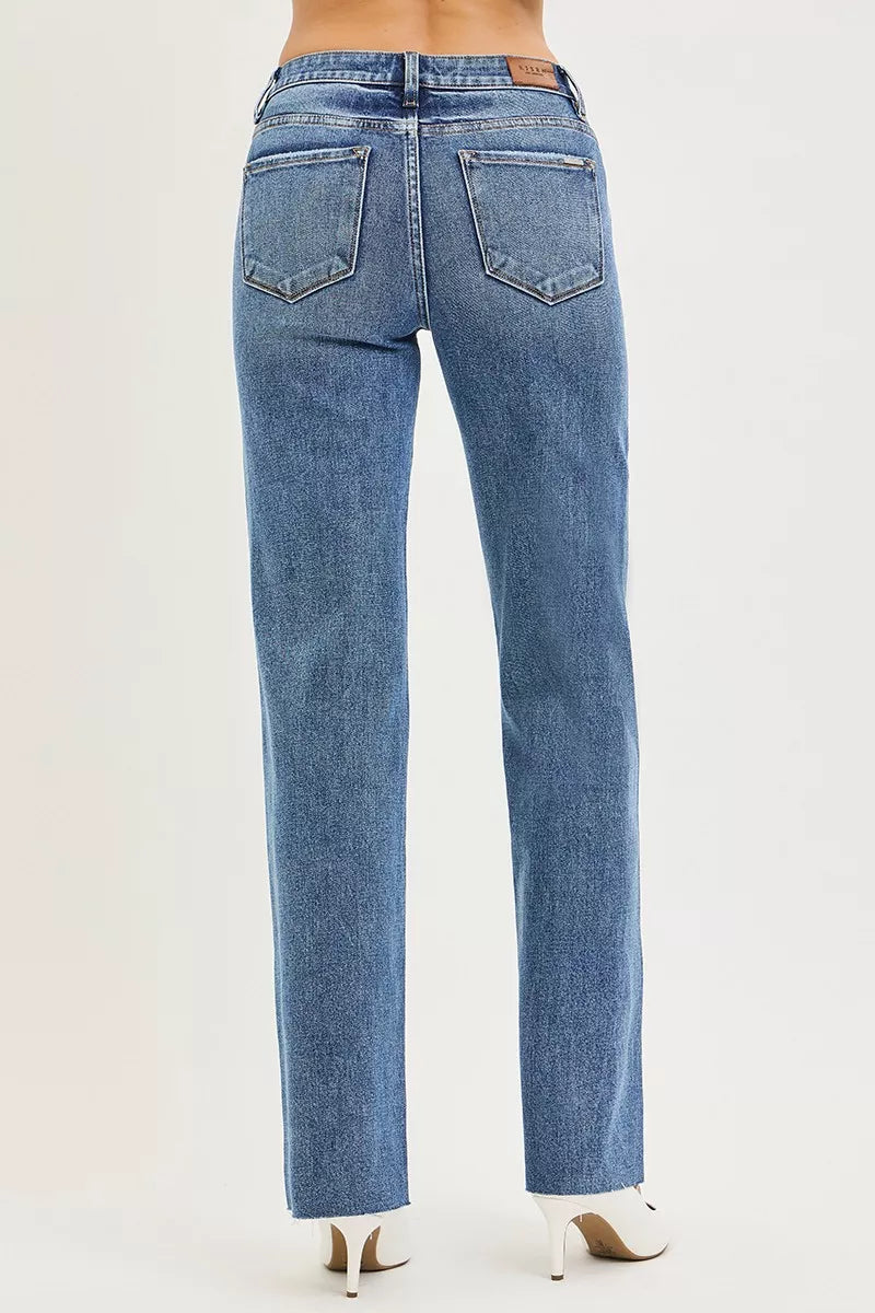 Rückansicht: Jeans mit geradem Bein, Gesäßtaschen und durchgehender Bundnaht