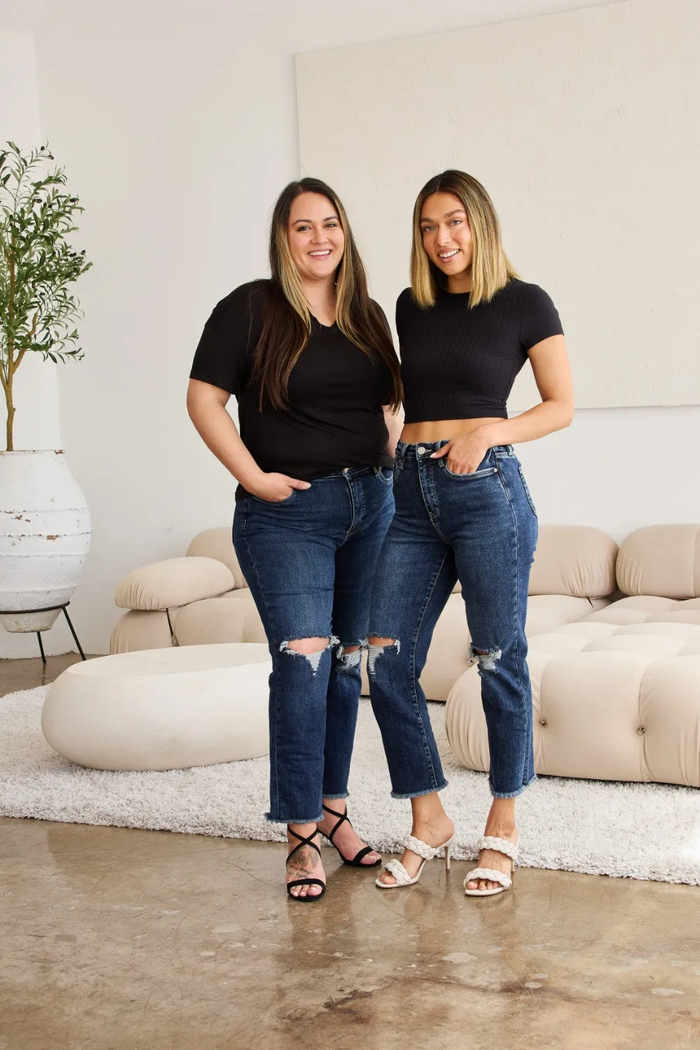 High-waist distressed jeans in dark blue with raw hem and knee rips