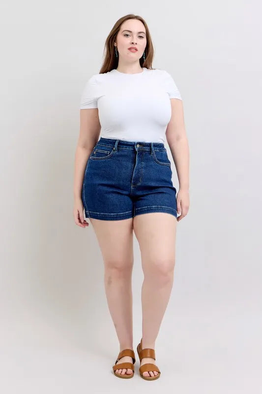 Dunkelblaue High-Waist Denim-Shorts (Plus-Size) vorne, mit Taschen und Knopf