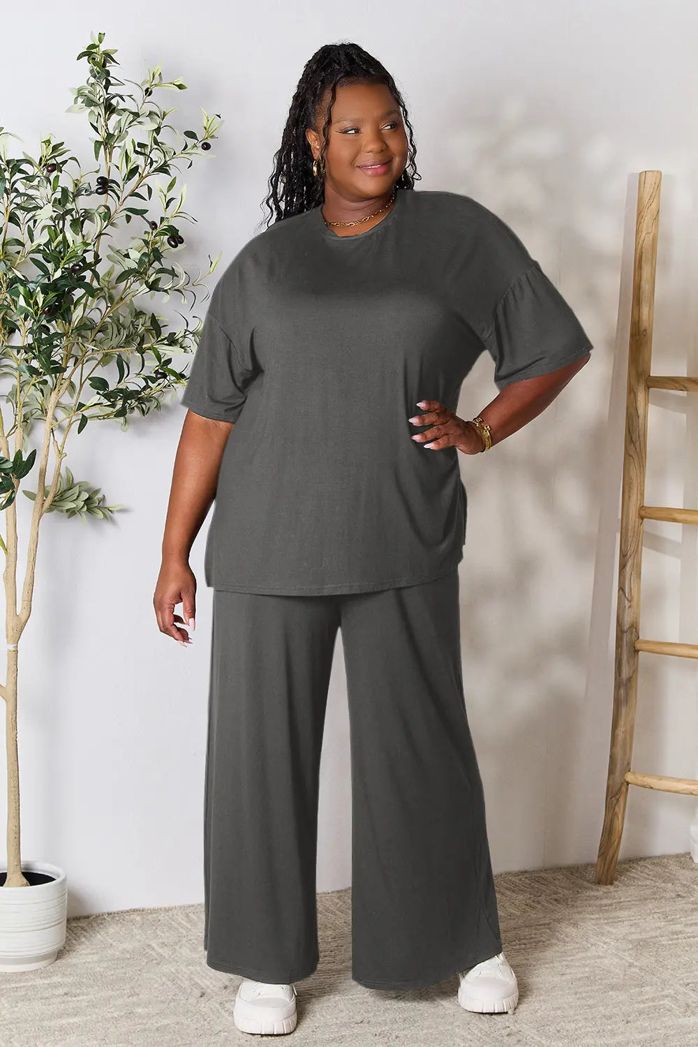 Conjunto Double Take con top de manga corta y cuello redondo, pantalón ancho, gris oscuro