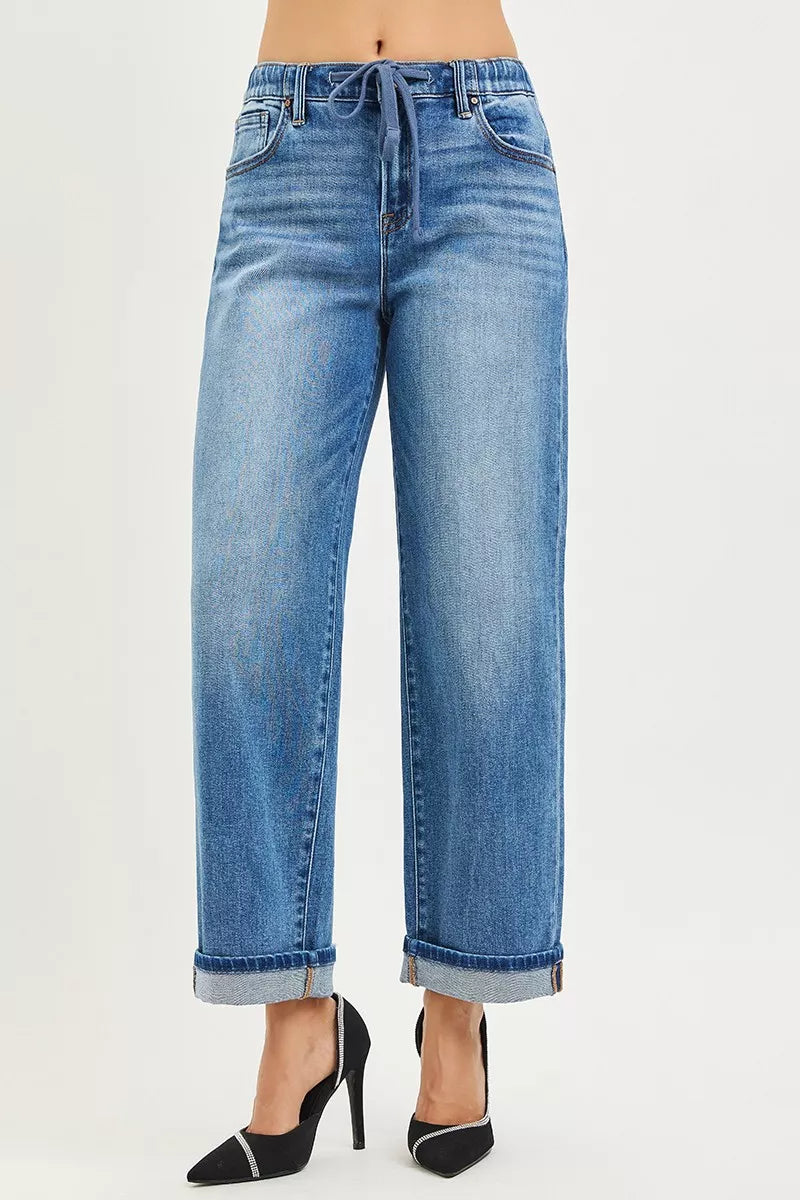 Medium-wash Boyfriend-Jeans mit Kordelzug-Bund und weitem Bein, umgeschlagener Saum