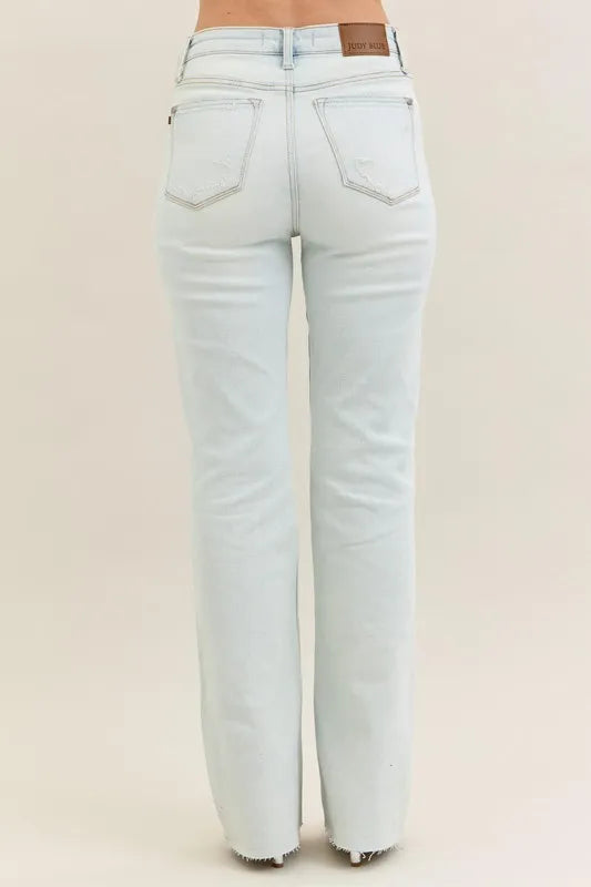 Light Bootcut Jeans hinten mit Gesäßtaschen und fransigem Saum