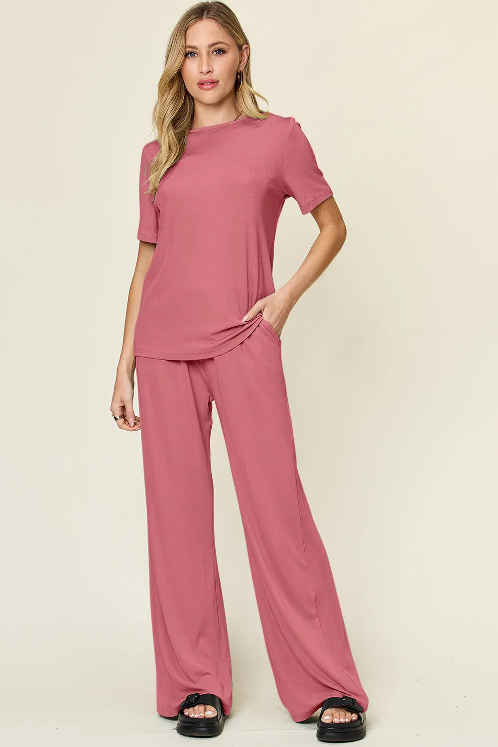 Pink round-neck T-shirt and wide-leg pants set, short sleeves
