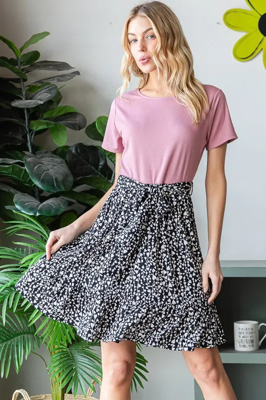 Schrägansicht: Mauve Minikleid mit schwarz-weißem Animal-Print Rock und kurzen Ärmeln