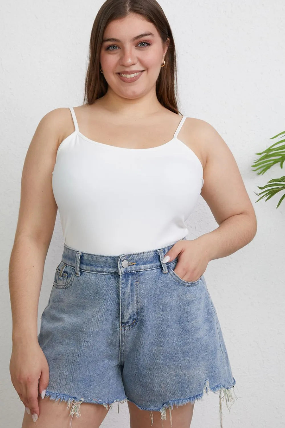 Camisola entallada blanca con tirantes finos y escote redondo