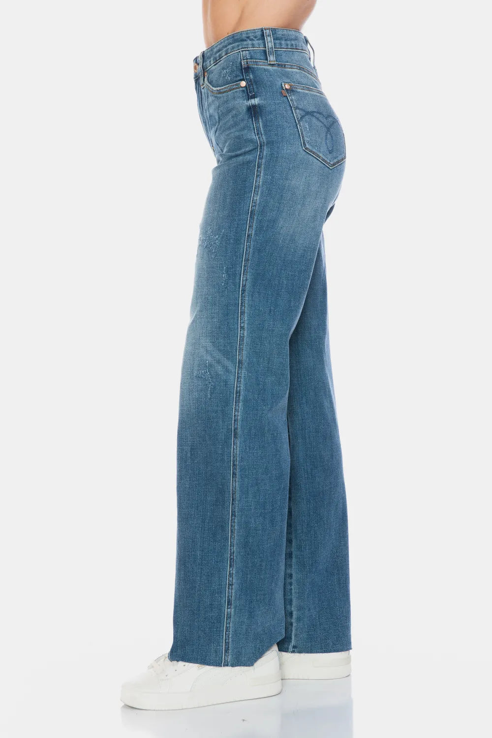 Straight Jeans seitlich hinten: Medium Wash, Gesäßtasche und Nahtlinie