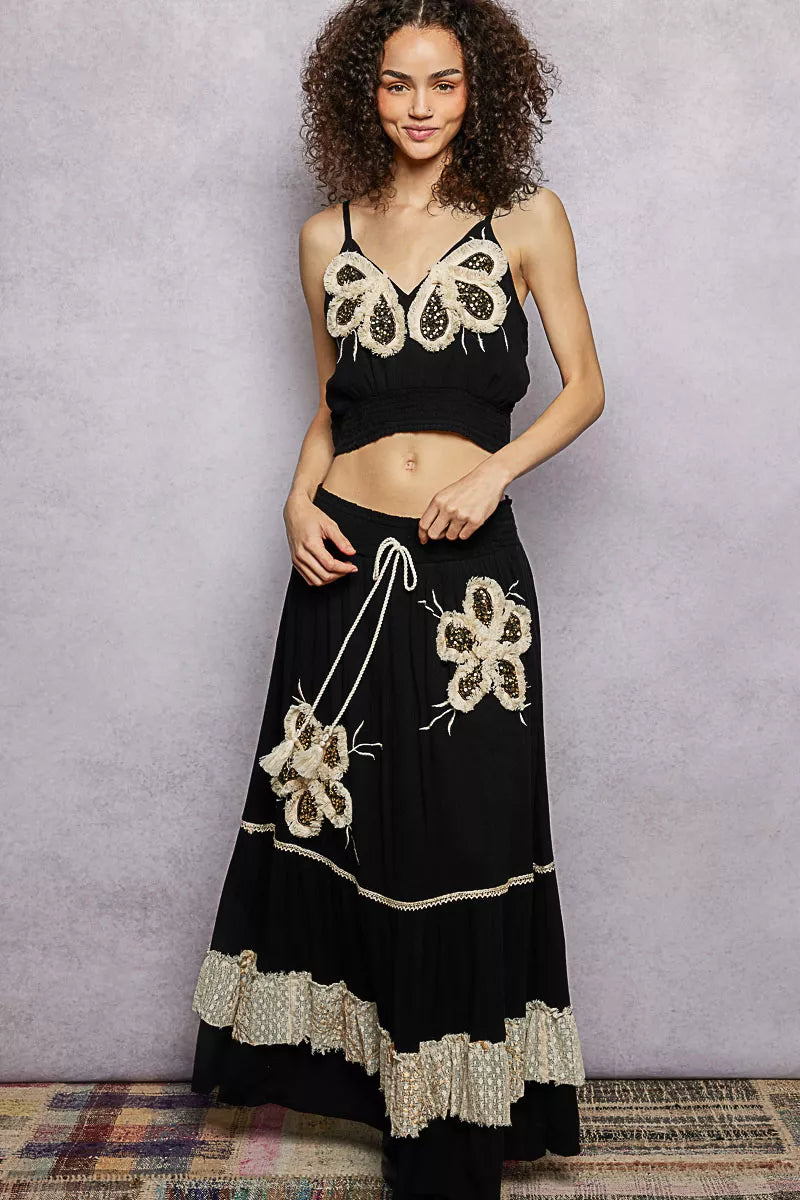Schwarzer Cropped Cami mit V-Ausschnitt und großen Stickerei-Flächen, dünne Träger