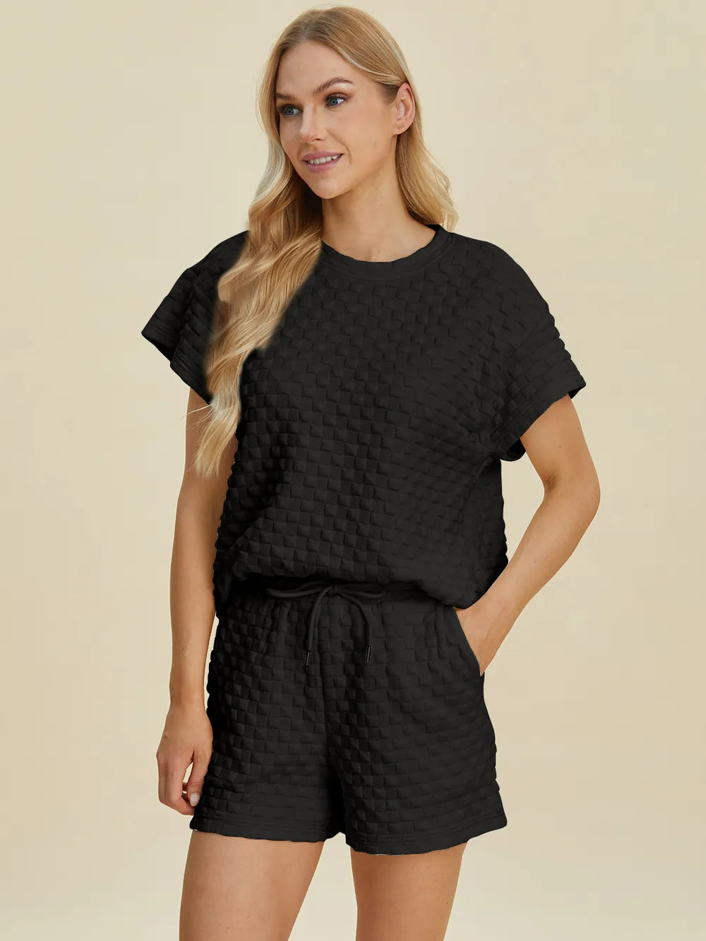 Schwarzes T-Shirt und Shorts-Set mit strukturierter Oberfläche und Kordelzug in der Taille