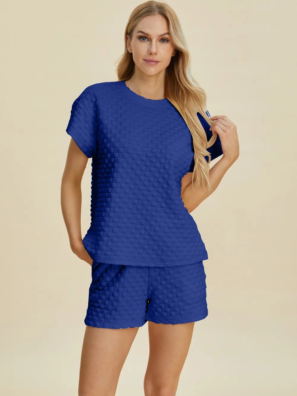 Kobaltblaues T-Shirt und Shorts-Set mit strukturierter Textur, vordere Ansicht