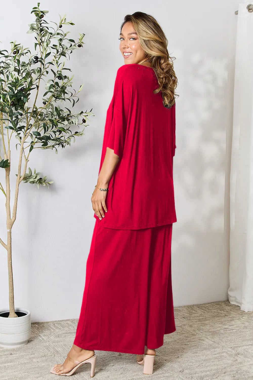 Conjunto Double Take rojo con top holgado y pantalón ancho, vista trasera