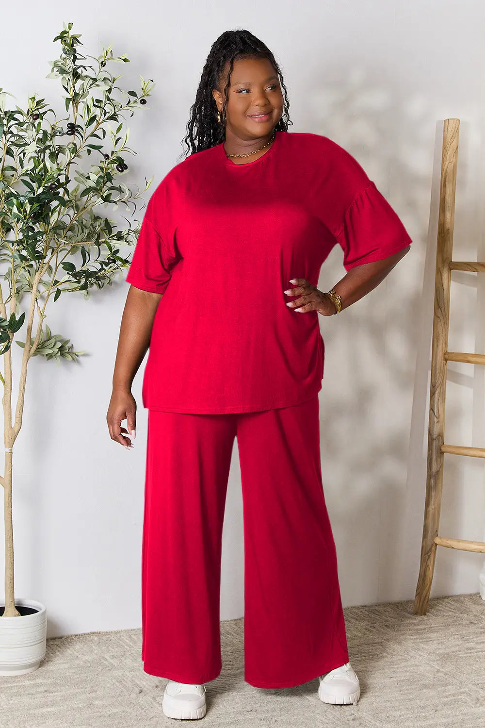 Rotes Rundhals-T-Shirt mit Seitenschlitz und weiter Hose, Zweiteiler