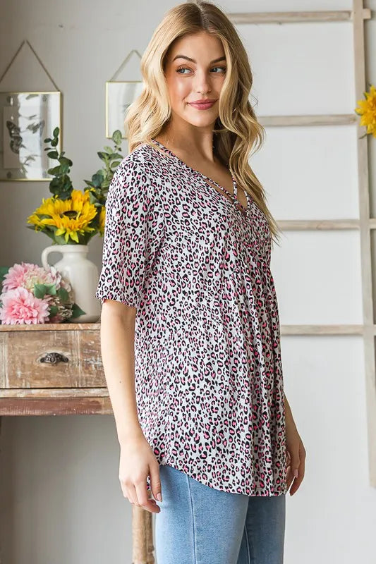 Seitliche Ansicht Babydoll-Top mit Leopardenmuster, gekreuzter Ausschnitt, Kurzarm