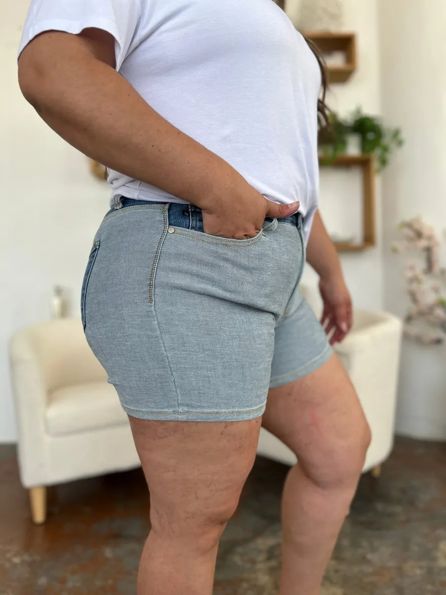 Jeansshorts Colorblock, hintere Ansicht mit mittiger Gesäßnaht und Taschenlabel