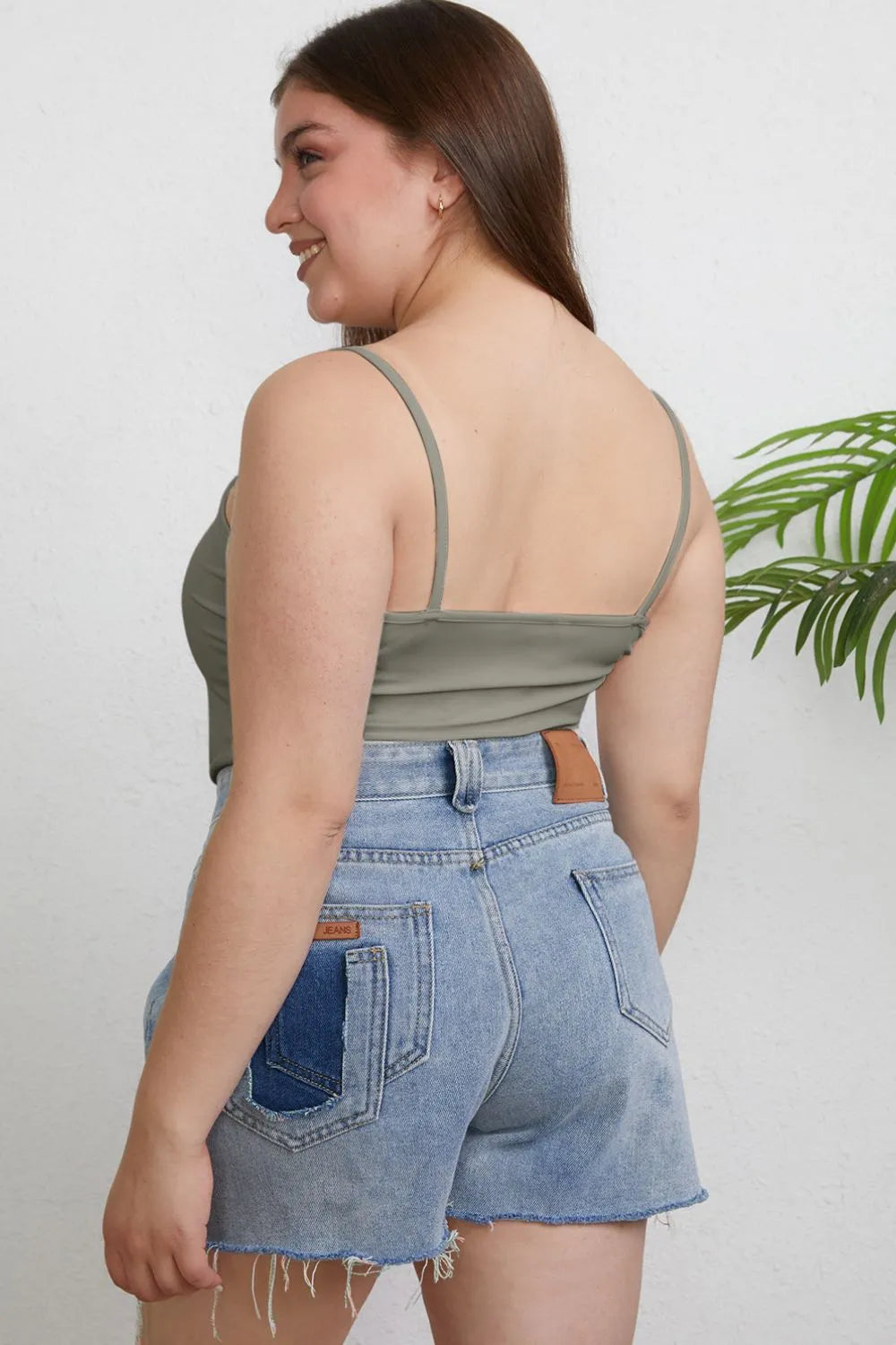 Camisola entallada oliva vista trasera con tirantes finos y espalda descubierta