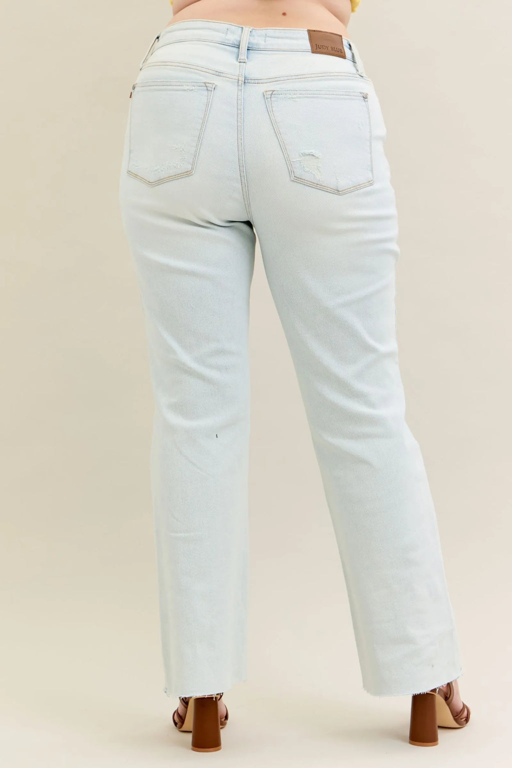 Light Bootcut Jeans hinten mit fransigem Saum und leichtem Destroyed-Effekt