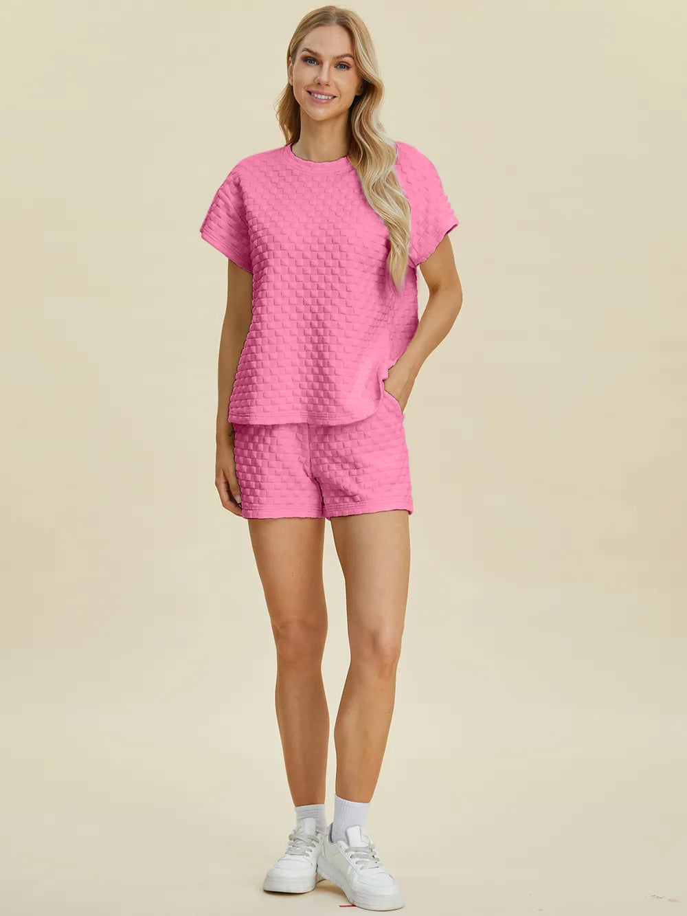 Rosa T-Shirt und Shorts-Set mit strukturierter Oberfläche, vordere Ansicht