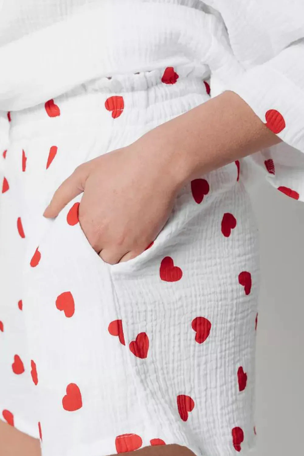 Nahaufnahme: Shorts-Seitenansatz mit roten Herzprints auf weißem Stoff