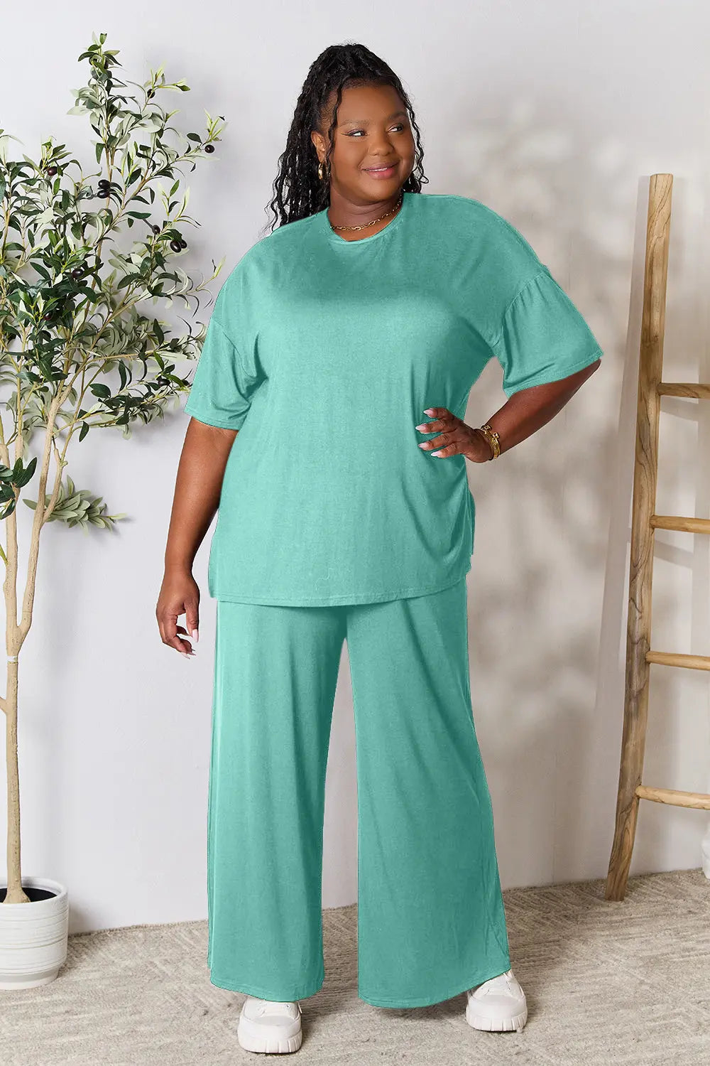 Teal set: round-neck short-sleeve slit top paired with wide-leg pants