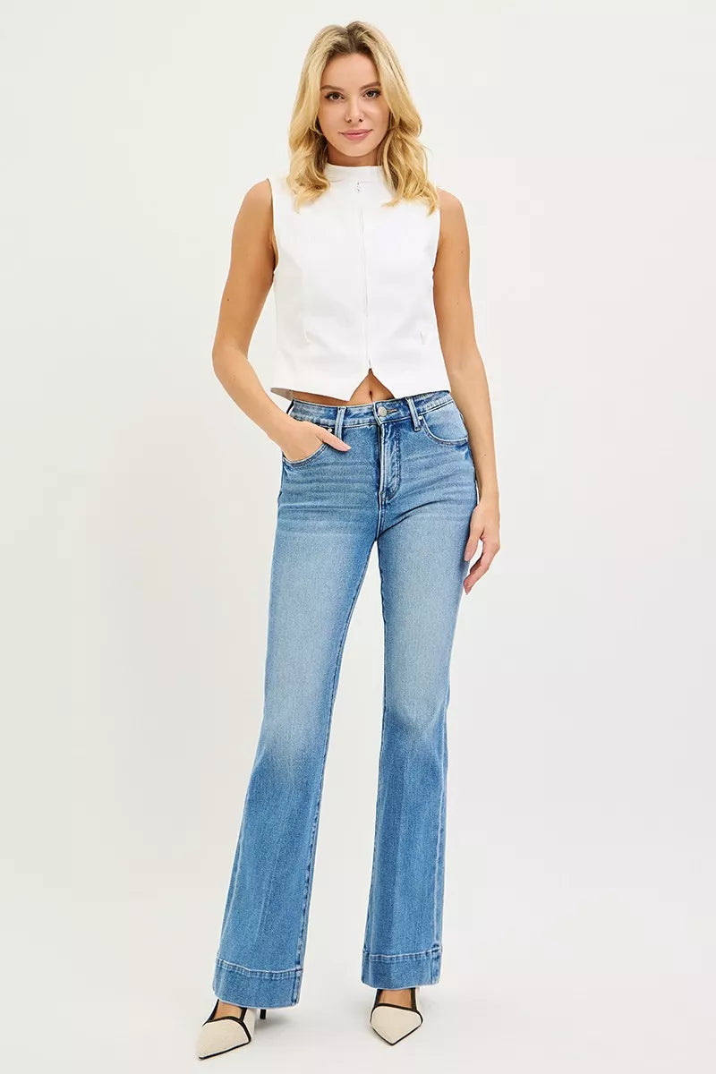 Mittelblaue Mid-Rise Flare-Jeans mit weitem, geradem Beinverlauf