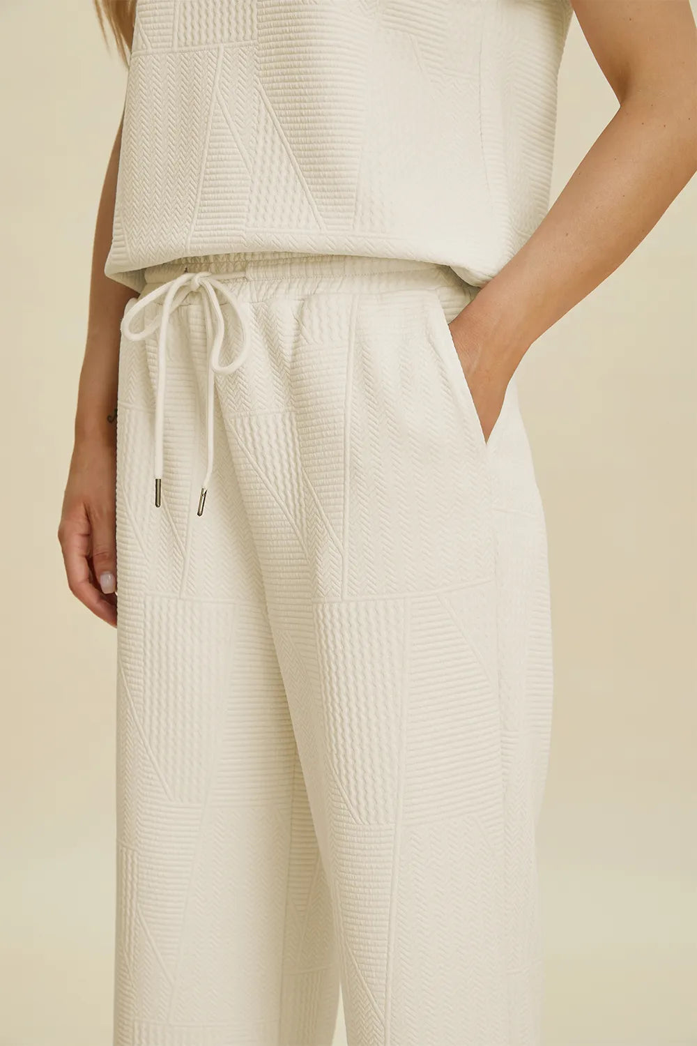 Cremefarbene Hose mit Kordelzugbund und weitem Bein im strukturierten Muster