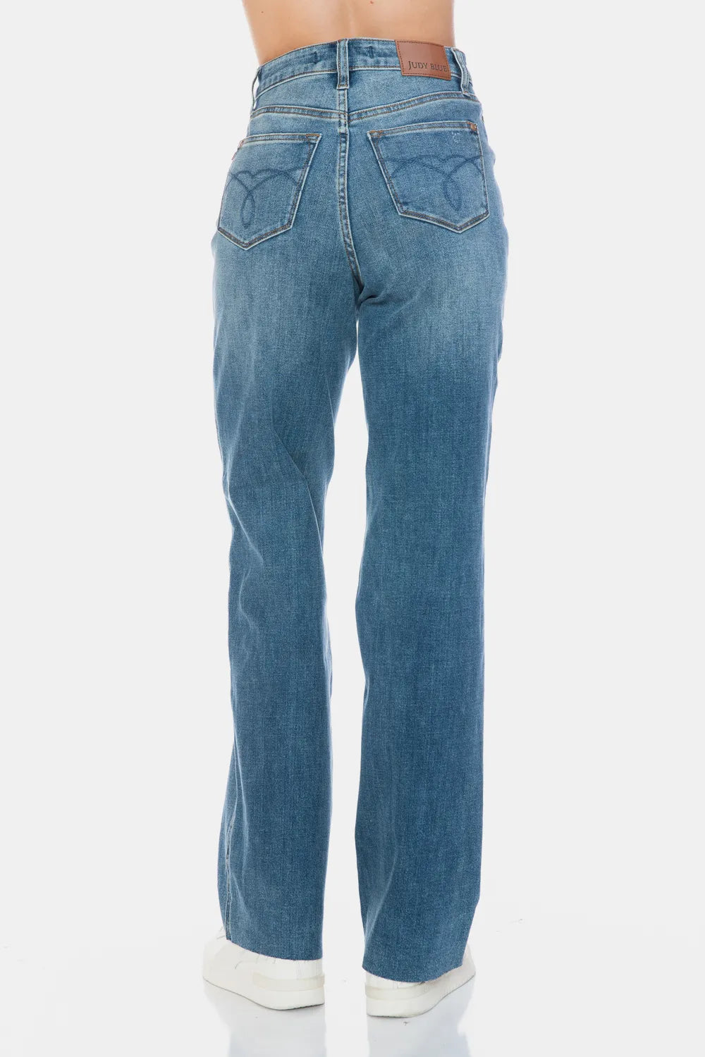 Straight Jeans hinten: Medium Wash, Nahtdetails, Gesäßtaschen und hoher Bund