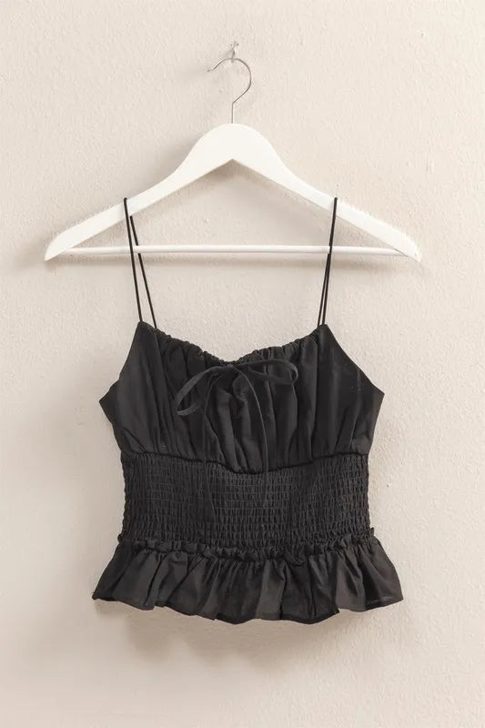 Schwarze Popeline-Cami mit geschnürtem/gerafftem Träger-Detail und Volant am Saum