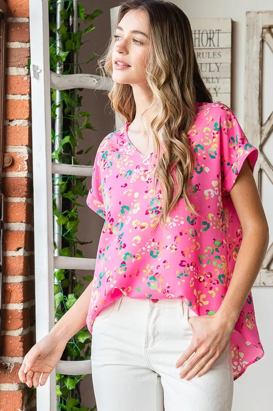Pink Multi Animal-Print V-Neck Kurzarm-T-Shirt, entspannter Fit, frontales Profil