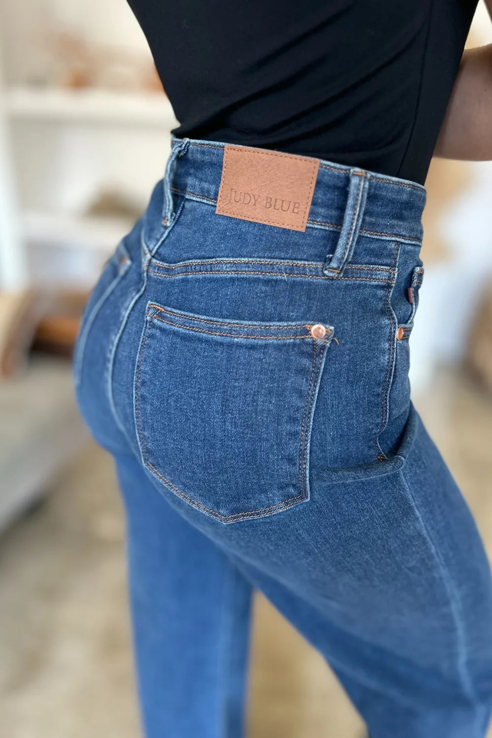 Judy Blue Jeans High Rise Straight, medium blau, Label am Bund und Knopf