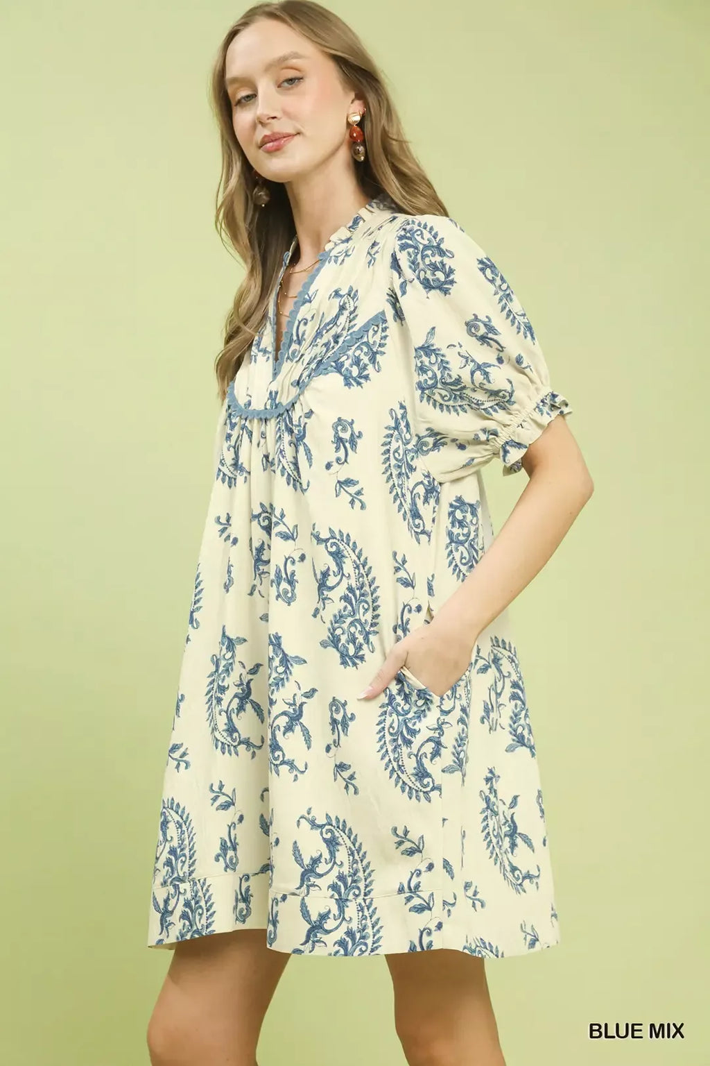 Blau-Mix Paisley-Kleid mit kurzen Puffärmeln und gerafftem Rüschenkragen