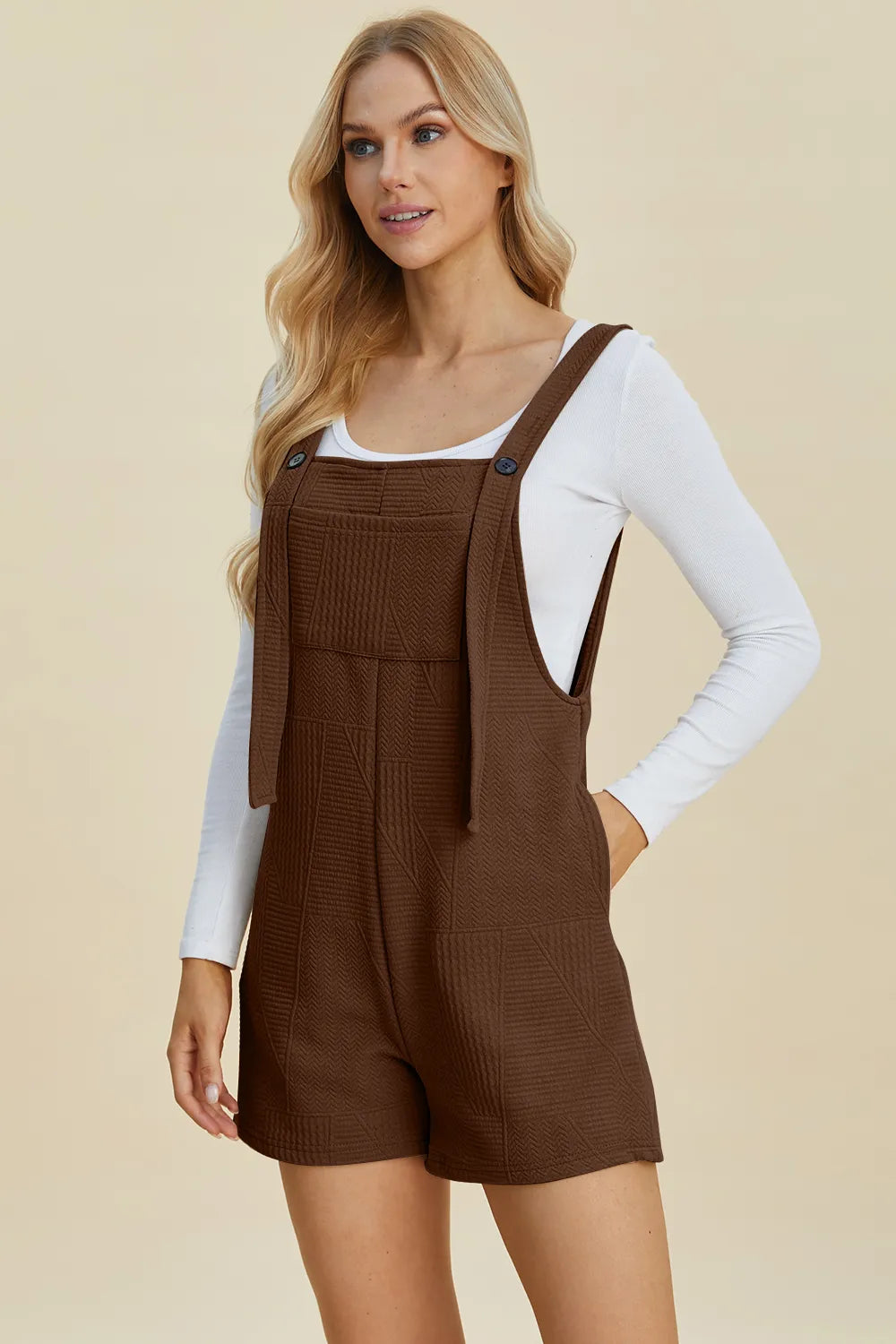 Double Take marrone con texture: romper senza maniche con spalline e tasche frontali.