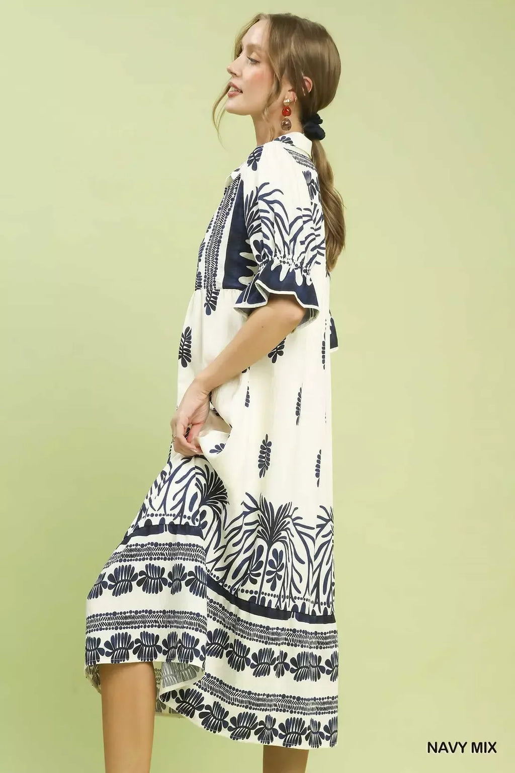 Midikleid mit Puffärmeln im Navy-Mix Print, seitliche Ansicht mit Schlüsselloch-Ausschnitt