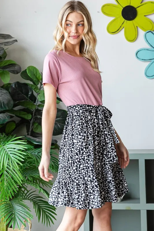 Seitliche Ansicht: Mauve Minidress mit schwarz-weißem Animal-Print Rock