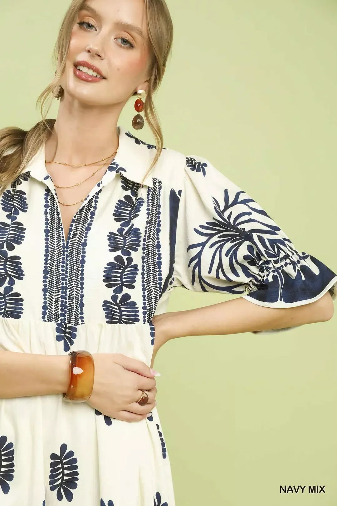 Detailansicht Midikleid: V-Ausschnitt mit Knopfleiste, Navy-Mix Blumenprint auf weißem Stoff