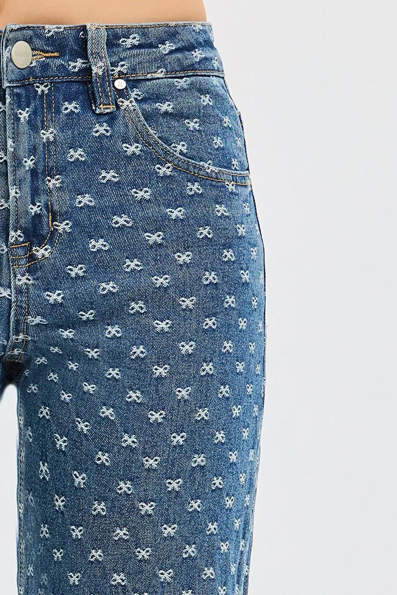Close-up: dunkles Denim mit feiner Schleifenstickerei