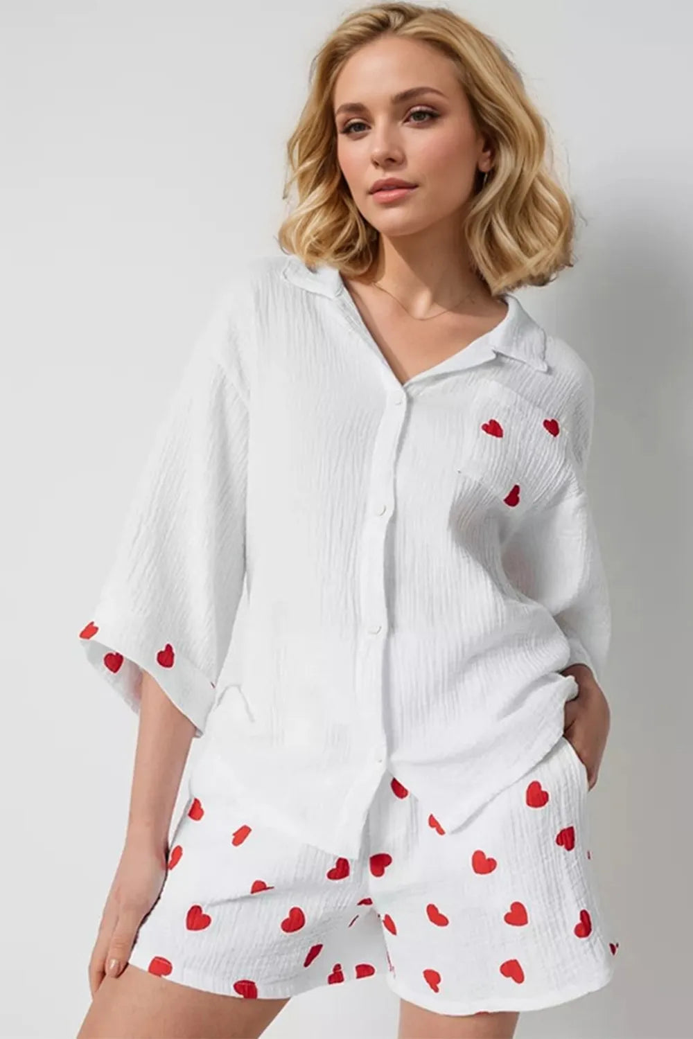 Weißes Button-Down Top mit Herz-Print und passenden Shorts, V-Ausschnitt mit Knopfleiste